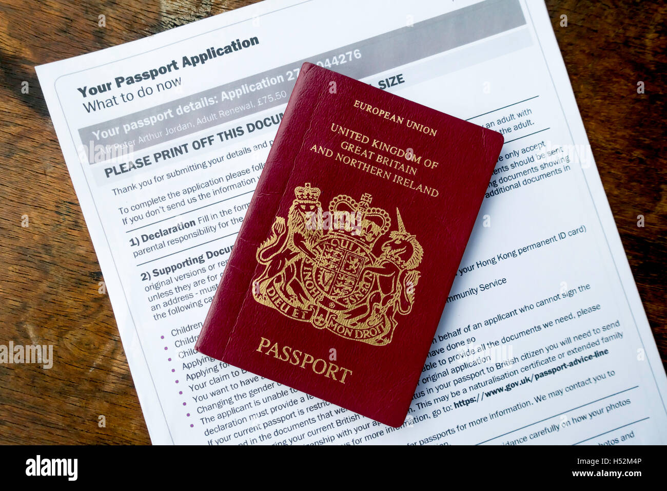 Unione Europea Regno Unito Passaporto con forma scaricati come parte dell'on-line al processo di rinnovo Foto Stock