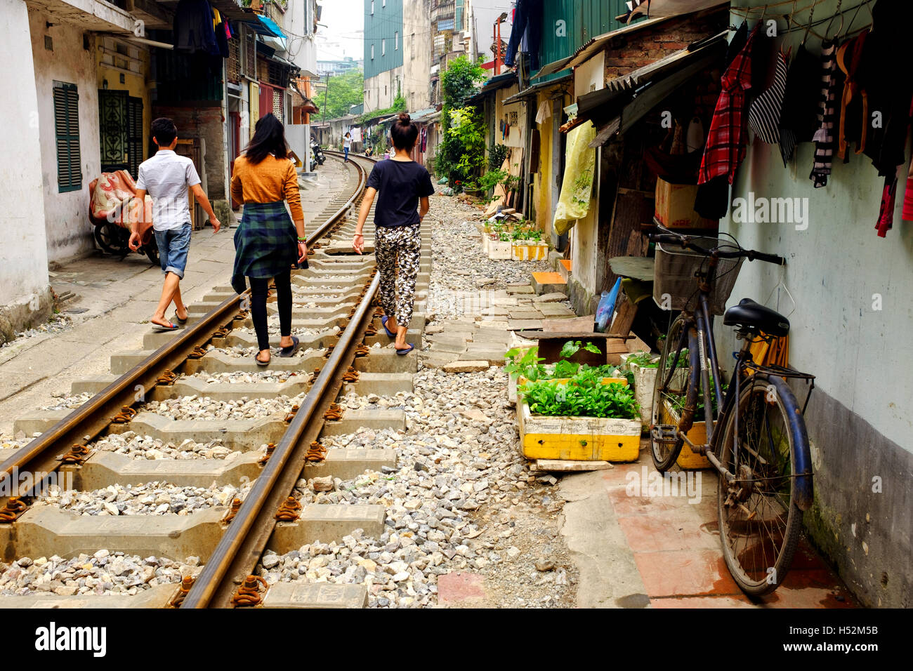 I binari della ferrovia nella città vecchia di Hanoi e Hanoi, Vietnam Foto Stock
