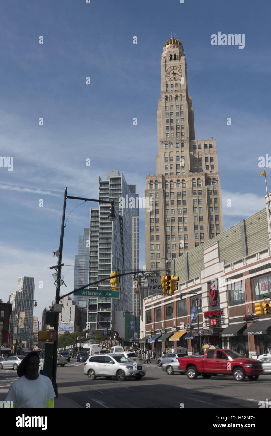 L'iconico Williamsburg Savings Bank building con uno dei nuovi hi-edifici dietro come il boom edilizio continua a Brooklyn, New York. Flatbush Avenue Foto Stock