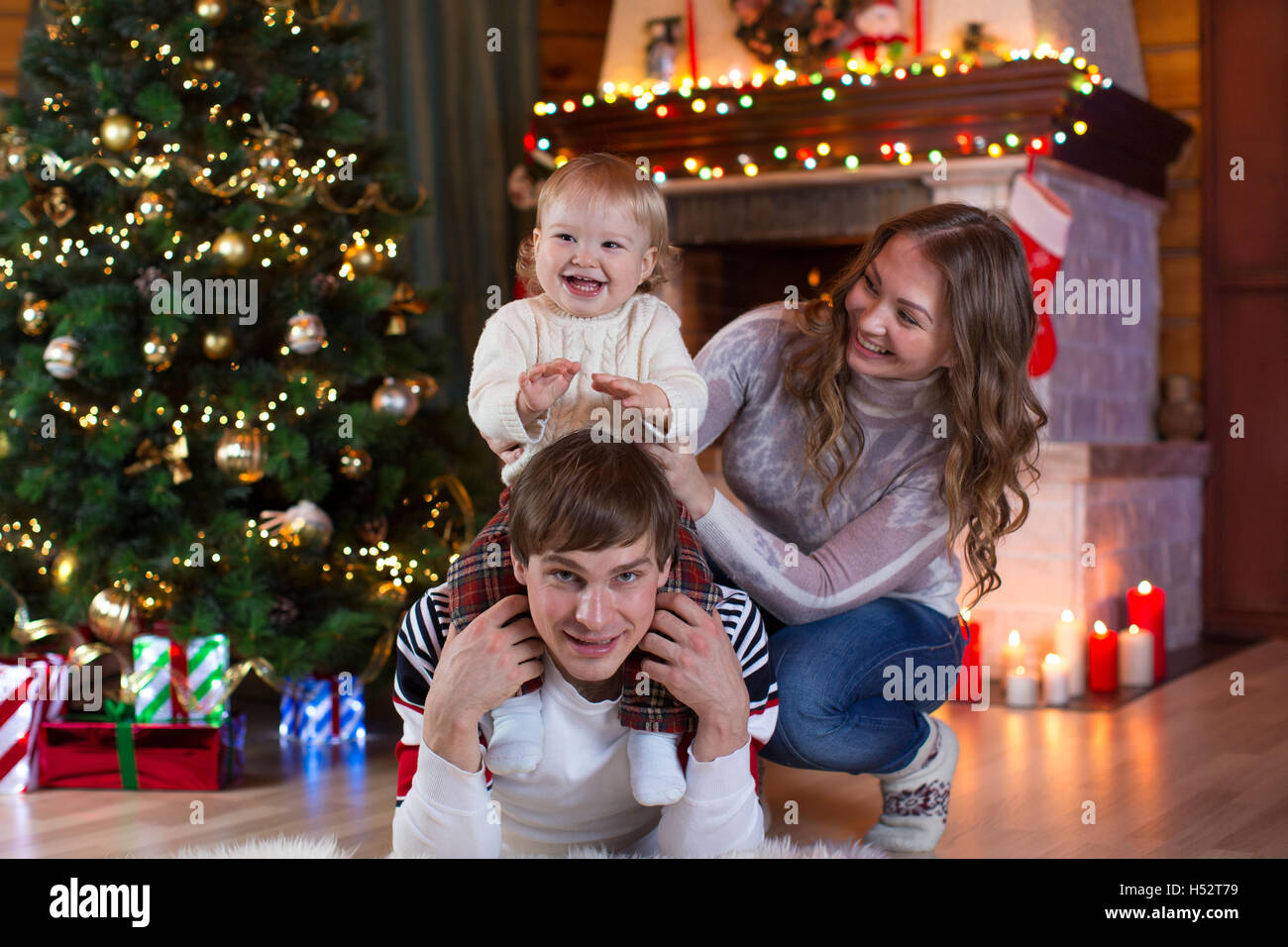 Natale, X-mas, famiglia, persone, felicità concetto - genitori felici giocando con grazioso baby boy Foto Stock