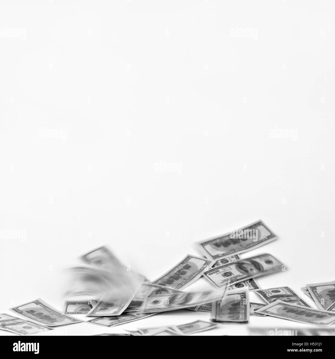 Cade di dollari su sfondo bianco in bianco e nero. Foto Stock