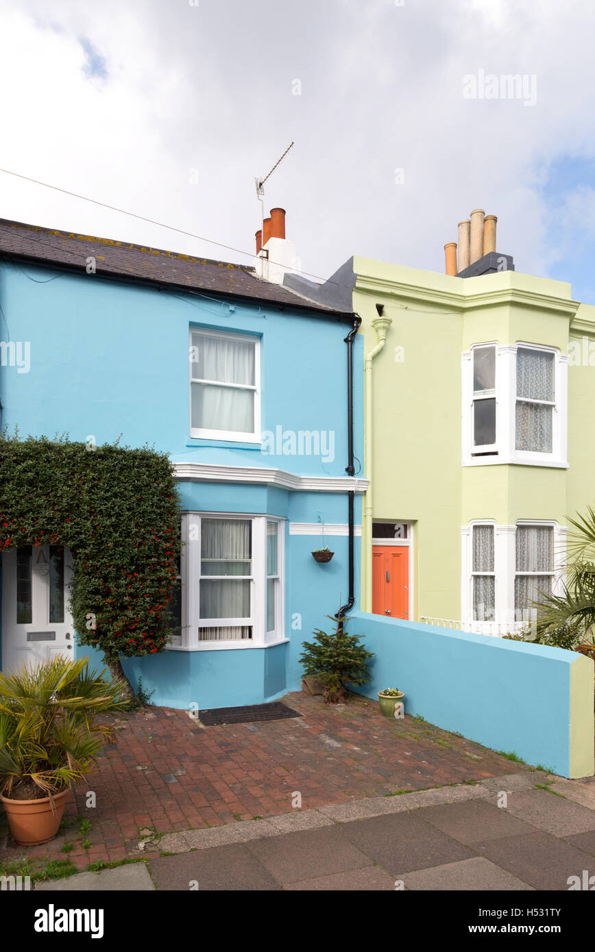 Una coppia delle colorate case a schiera in corsie, Brighton SUSSEX REGNO UNITO Foto Stock