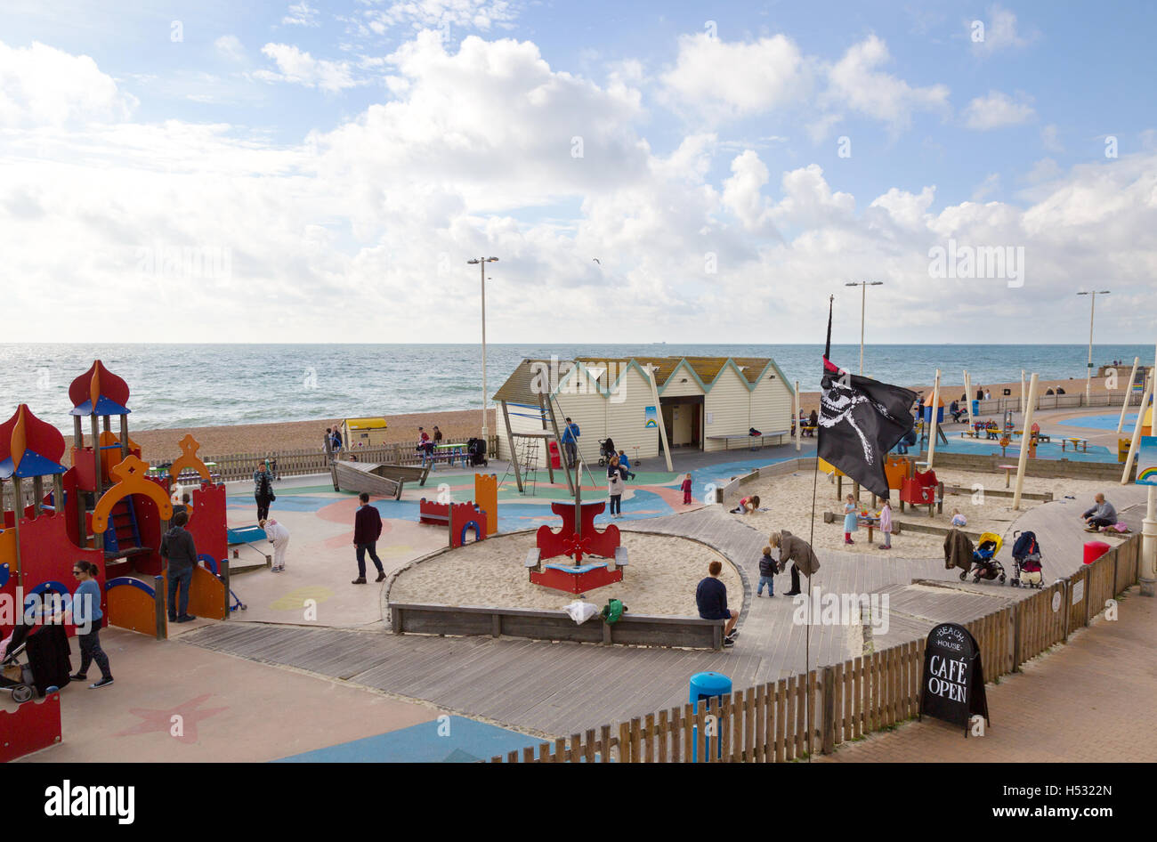 Bambini che giocano nei giochi per bambini area, Brighton Seafront, Brighton East Sussex England Regno Unito Foto Stock
