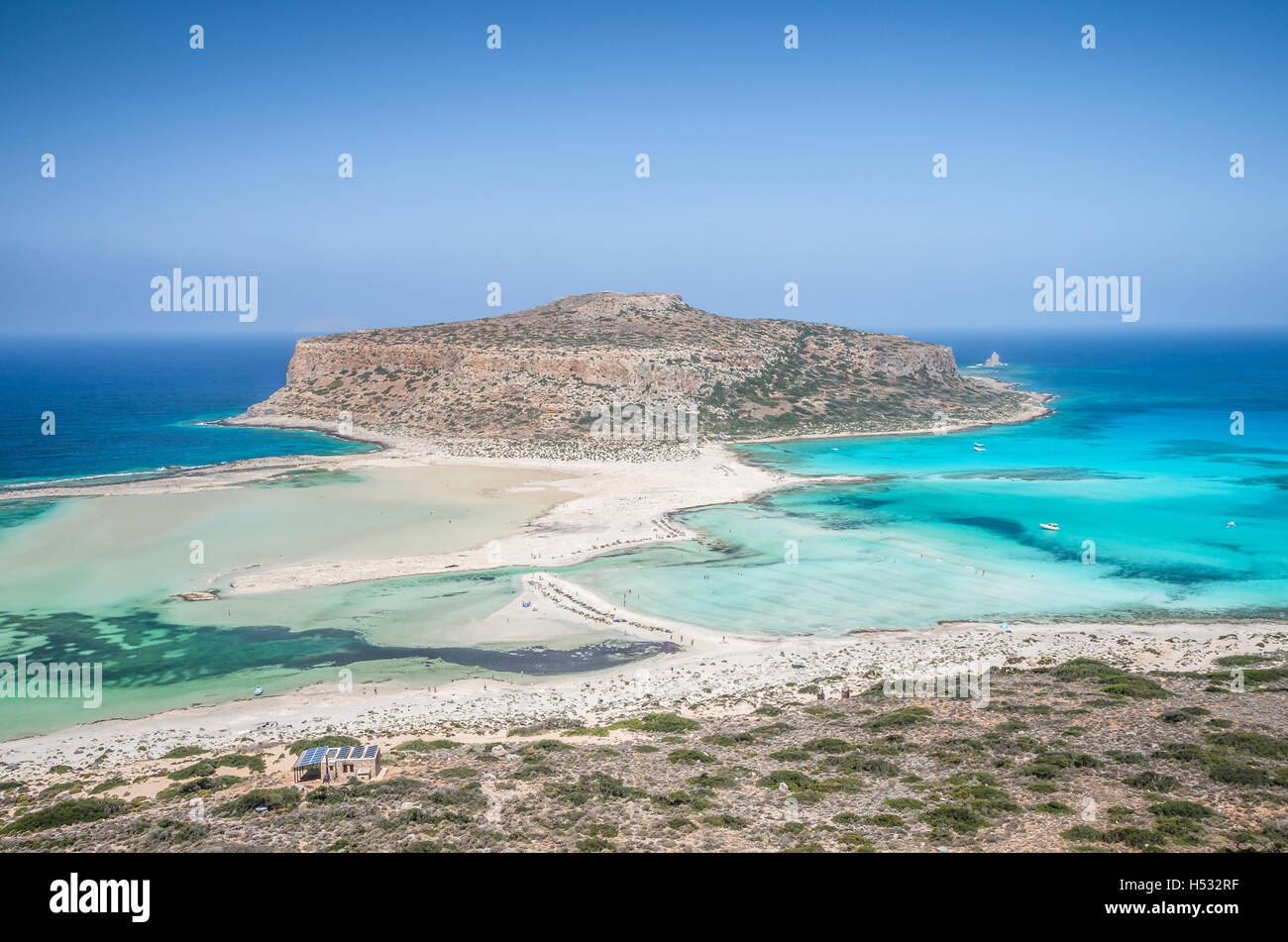 Laguna di Balos sull isola di Creta, Grecia. I turisti relax e bagno in acqua cristallina. La sabbia è rosa in alcune parti della spiaggia. Foto Stock