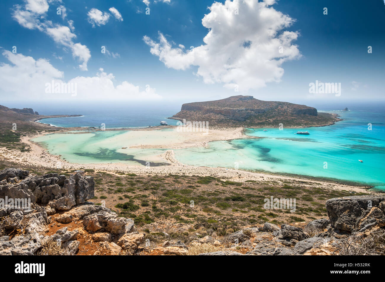 Laguna di Balos sull isola di Creta, Grecia. I turisti relax e bagno in acqua cristallina. La sabbia è rosa in alcune parti della spiaggia. Foto Stock
