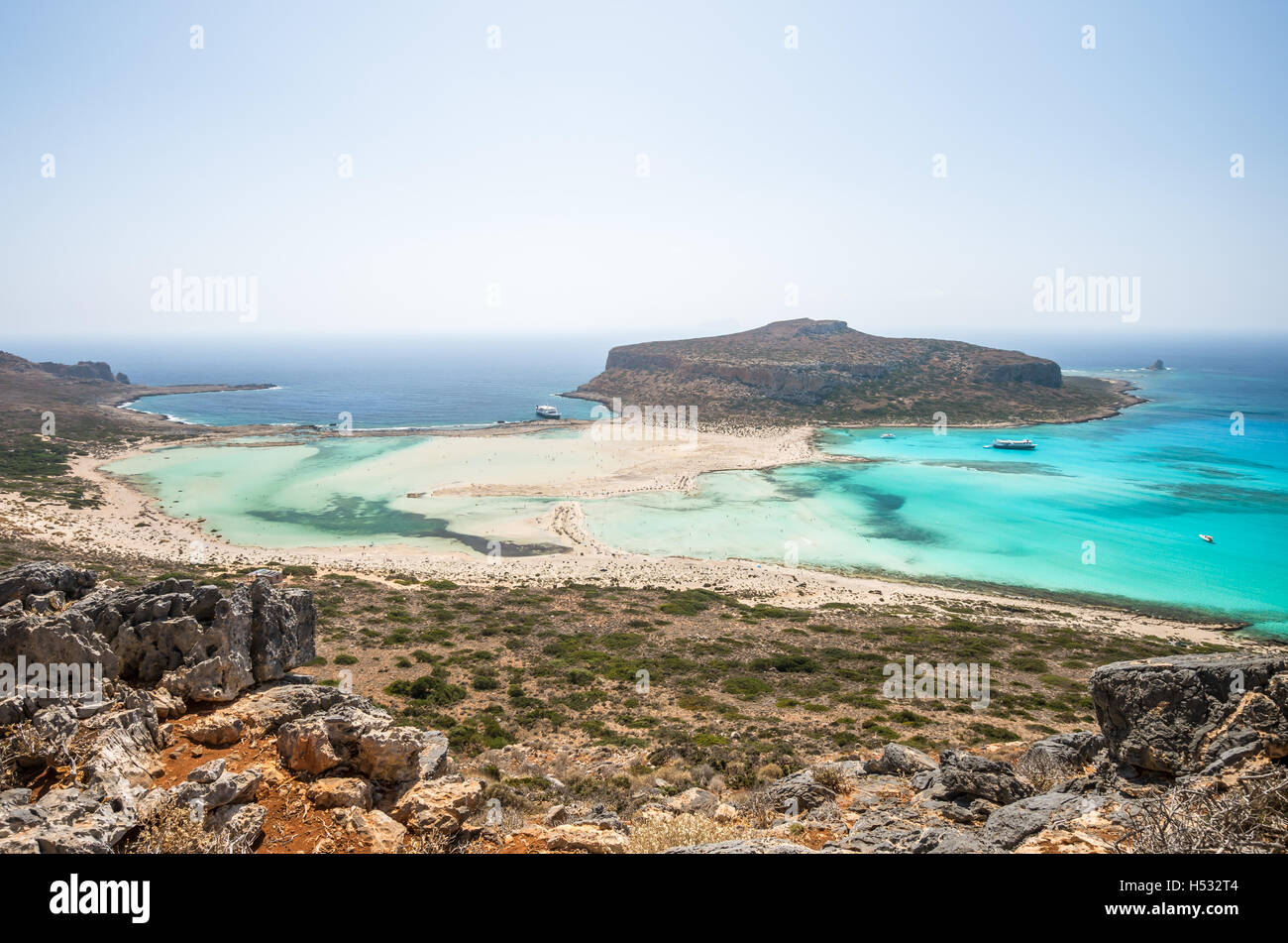 Laguna di Balos sull isola di Creta, Grecia. I turisti relax e bagno in acqua cristallina. La sabbia è rosa in alcune parti della spiaggia. Foto Stock