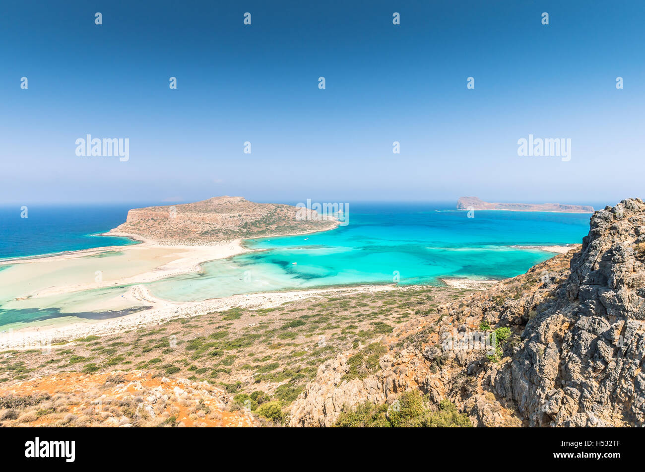 Laguna di Balos sull isola di Creta, Grecia. I turisti relax e bagno in acqua cristallina. La sabbia è rosa in alcune parti della spiaggia. Foto Stock