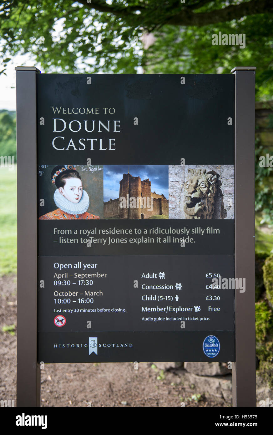 Cartello fuori Doune Castle vicino a Stirling in Scozia, famosa per essere una delle principali località per Monty Python e il Sacro Graal Foto Stock