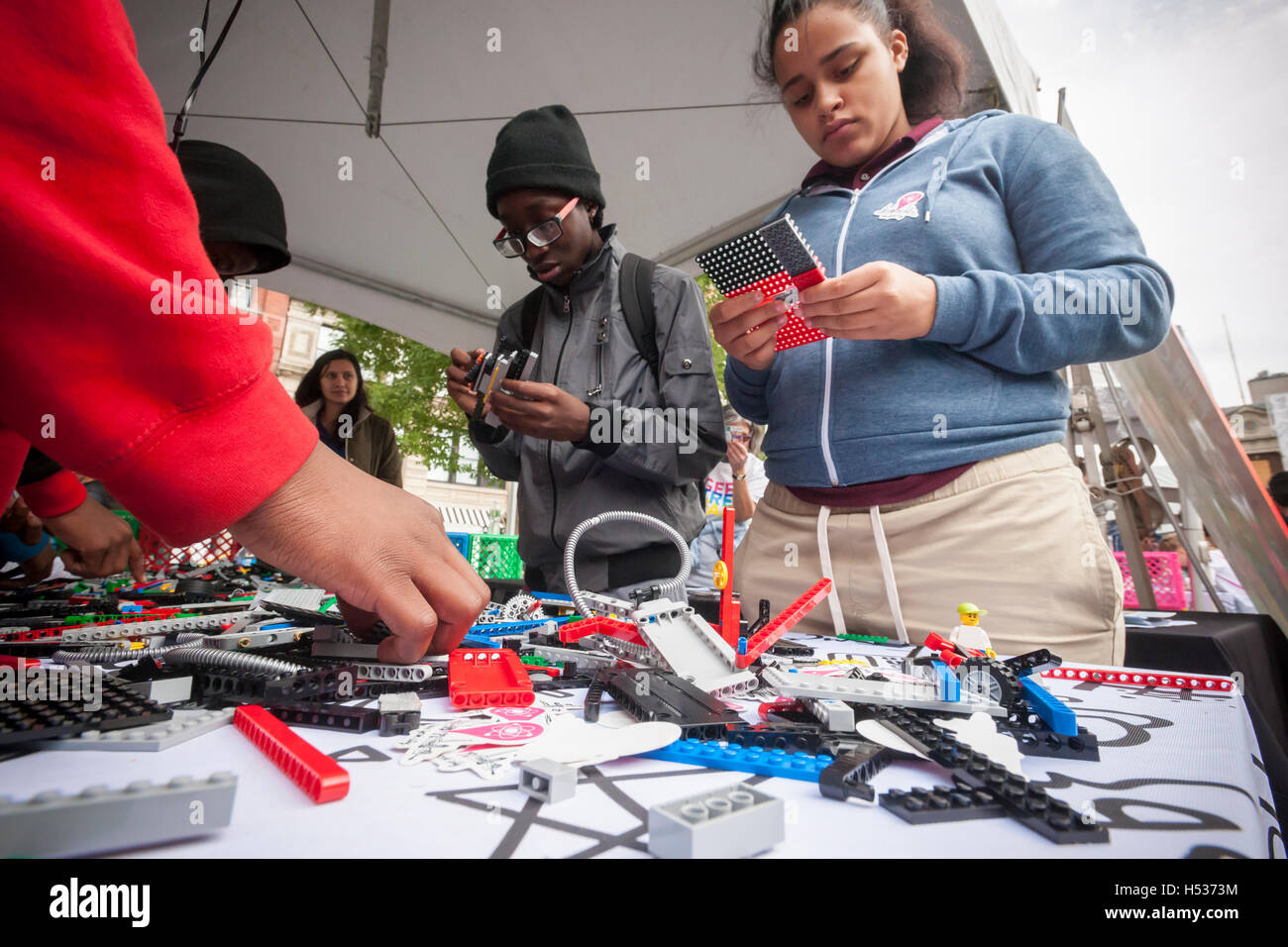 I partecipanti esperimento con Lego robotics in the Geek Street Fair in Union Square Park a New York giovedì 13 ottobre, 2016. Sponsorizzato da Google la fiera di strada cabine complete dalla scienza e dalla tecnologia le associazioni e le aziende che hanno promosso il loro stelo alle organizzazioni di gruppi scolastici. (© Richard B. Levine) Foto Stock