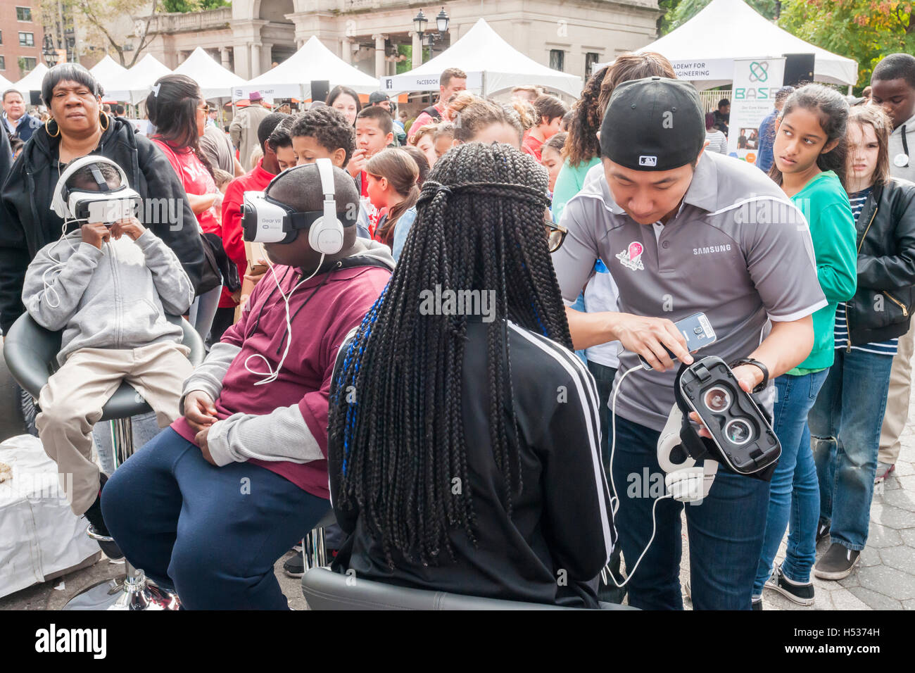 I partecipanti al Geek Street Fair in Union Square Park a New York esperimento con Samsung Oculus VR auricolari giovedì 13 ottobre, 2016. Sponsorizzato da Google la fiera di strada cabine complete dalla scienza e dalla tecnologia le associazioni e le aziende che hanno promosso il loro stelo alle organizzazioni di gruppi scolastici. (© Richard B. Levine) Foto Stock