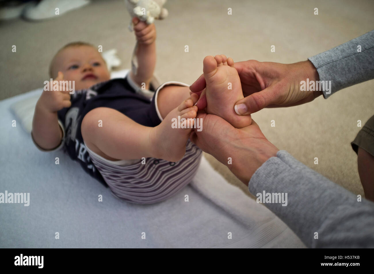 Dh riflessologia HEALTH UK Bambino neonato riflessologia dei piedi Foto Stock