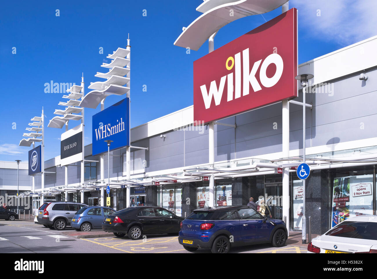 dh Shops Leeds SHOPPING MALL UK Birstall Shopping Park Yorkshire parcheggio auto negozi birstall parcheggio esterno al negozio centro Foto Stock