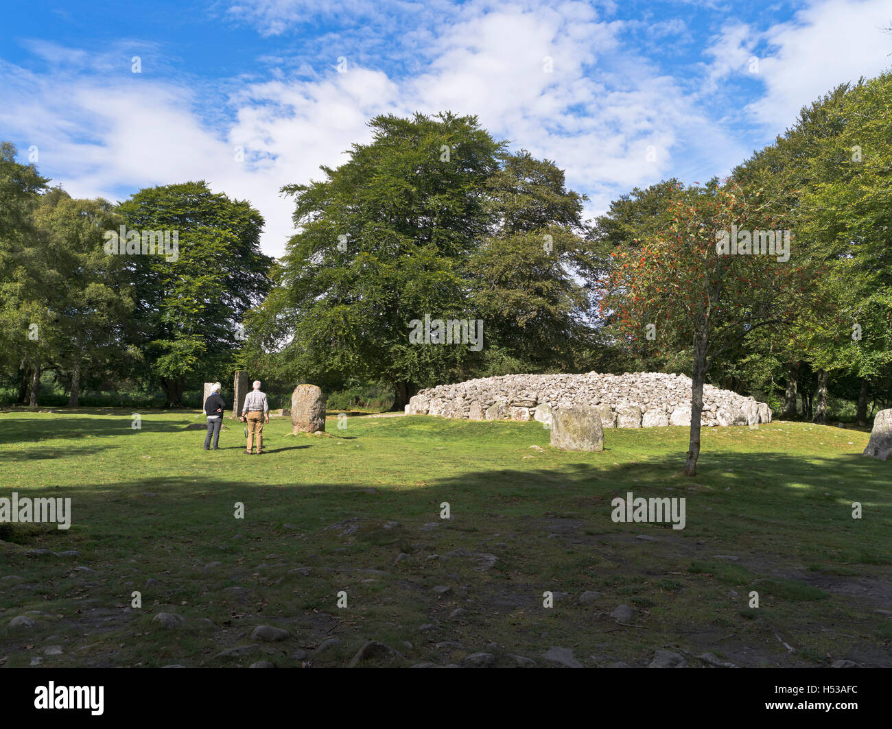 dh Scozia neolitico cairn CLAVA CAIRNS INVERNESS SHIRE Britain Tourist Coppia bronzo età tumulo uk sepoltura sito sepoltura insediamento tomba vacanze senior Foto Stock