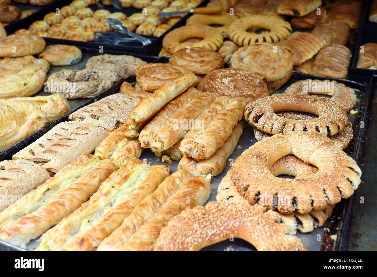 Vassoi di tutti i tipi di Greci di pane e pasticceria sul visualizzatore in corrispondenza di un forno tradizionale in RETHIMNO, CRETA Foto Stock