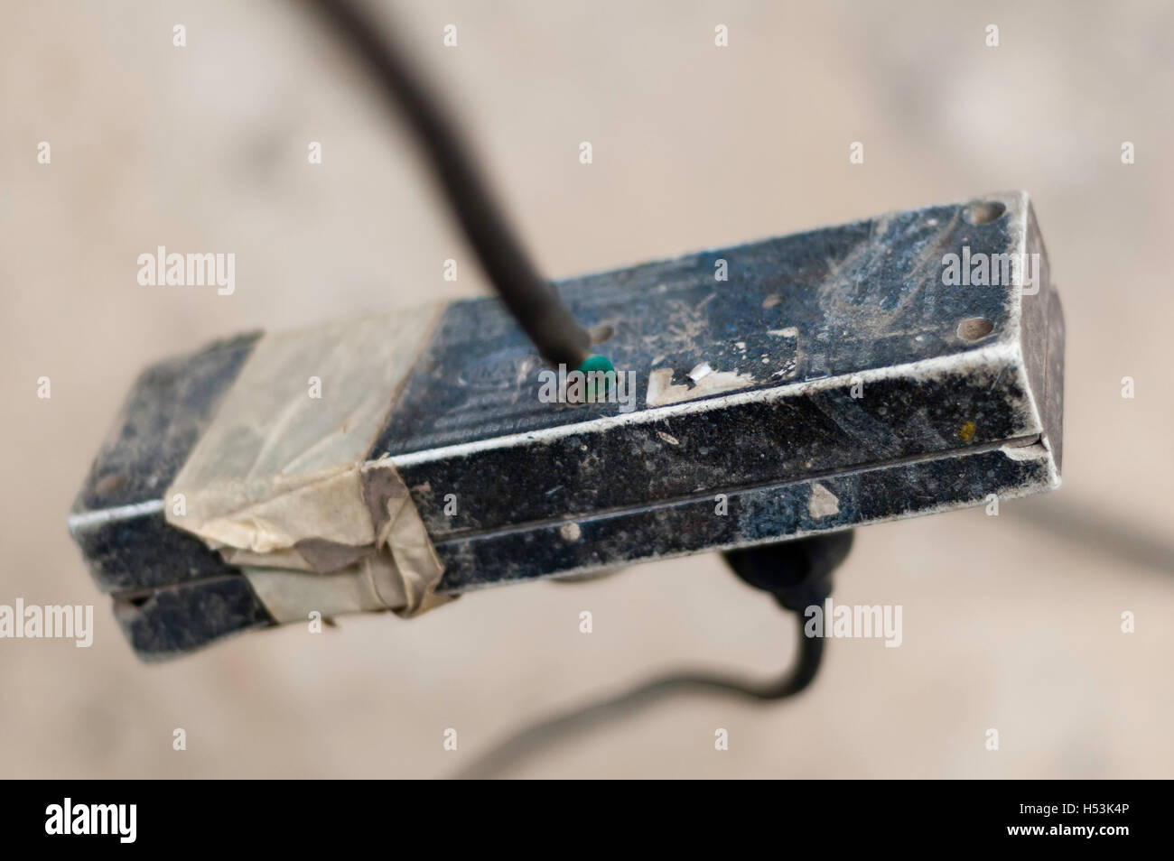 Un black power strip pendono dalla parte superiore mediante un cavo nero al di fuori della messa a fuoco e ha un fondo cavo appeso. Foto Stock