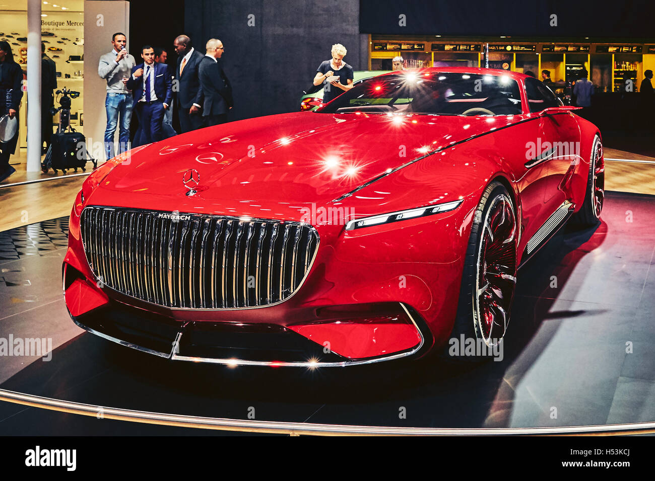 Parigi, Francia - 29 Settembre 2016: 2016 Mercedes-Maybach 6 Concept presentato sul Motor Show di Parigi a Porte de Versailles Foto Stock