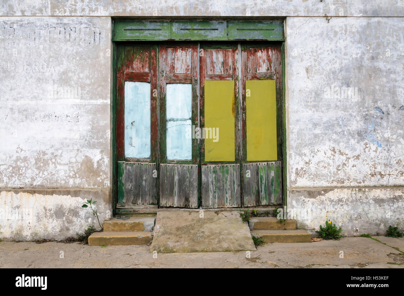 In legno porta vecchia con verde, giallo, rosso e grigio. Vi è una rampa per disabili e su entrambi i lati ci sono due brevi passaggi Foto Stock