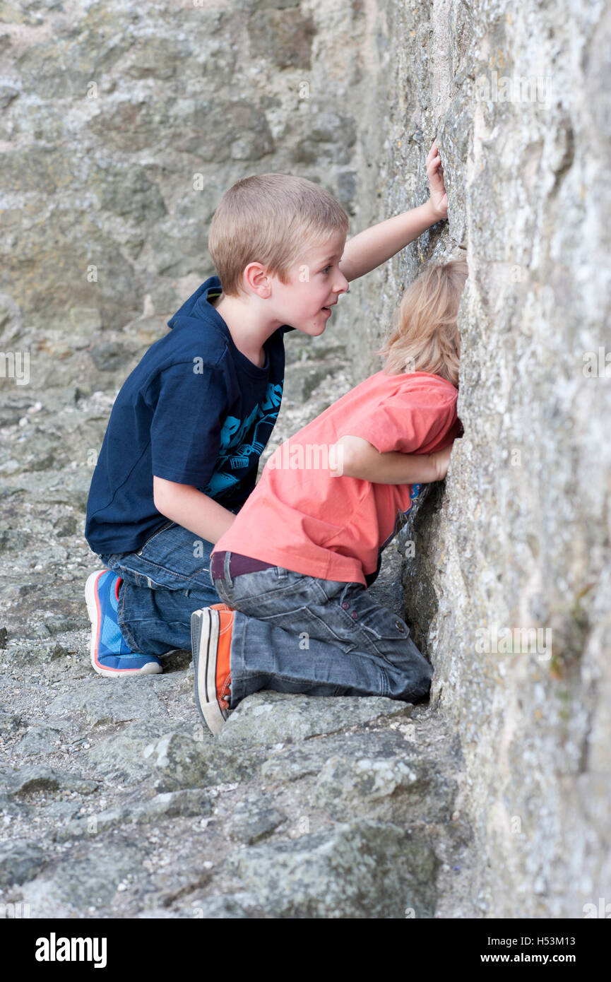 Ragazzi godendo lo storico castello di Montgomery in Galles Centrale, Shropshire/Galles confini Foto Stock