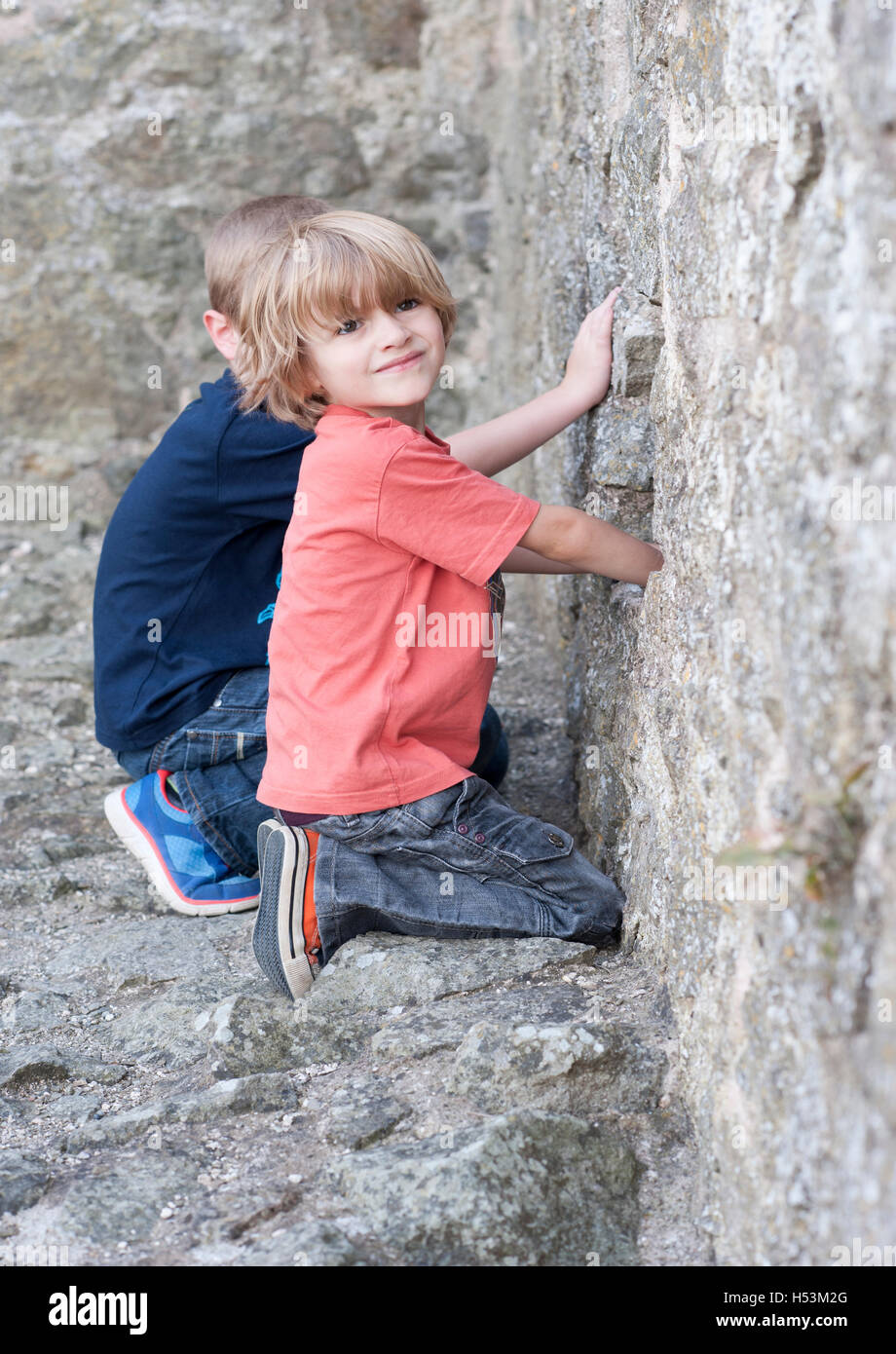 Ragazzi esaminando le varie funzioni dello storico castello di Montgomery in Galles Centrale, Shropshire/Galles confini Foto Stock