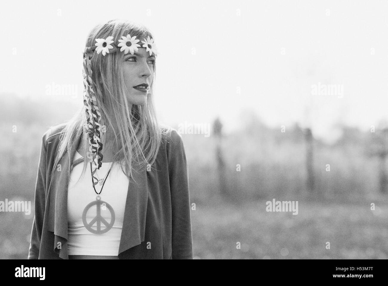 Hippy girl - stile 1970. Vecchio bianco e nero fotografico macchina di simulazione Foto Stock