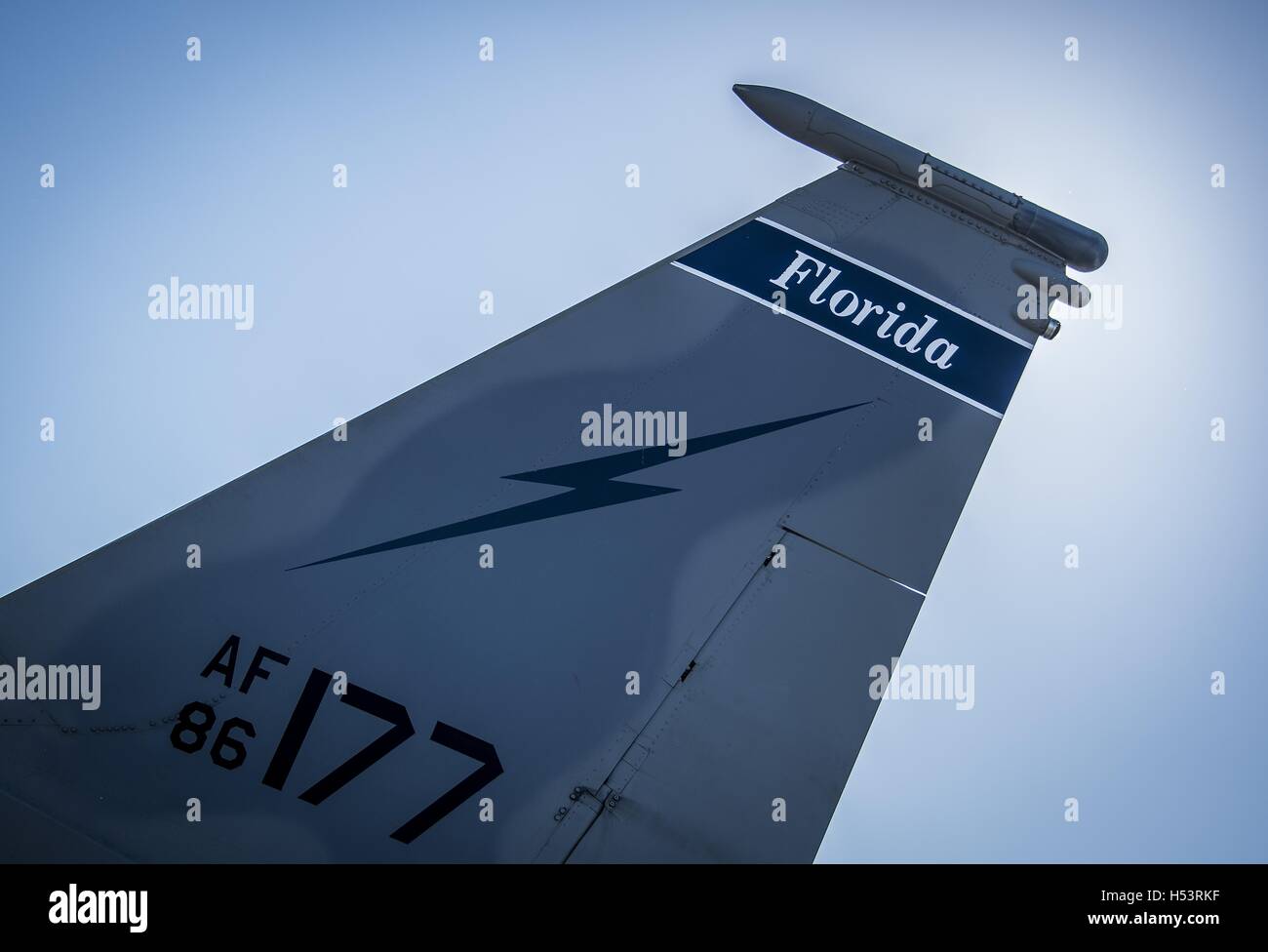Un 125th Fighter Wing F-15's fulmine coda blocchi flash fuori il sole del mattino sulla Eglin Air Force Base flightline 7 Ottobre 7 ottobre, 2016. La Air National Guard unità da Jacksonville, Fla. inviato 15 aeromobili a cavalcare l uragano Matthew qui. Il Marine Fighter Attack Squadron-501 inviato 10 F-35Bs dalla Carolina del Sud alla base per il ricovero e. La 96Manutenzione aeromobili squadrone di F-15 e unità della Marina Strike Fighter Squadron 101 fornito sostegno per il transitorio di aeromobili. (U.S. Air Force foto/Samuel King Jr.). (Foto tramite la raccolta di Smith/Gado/Getty Images). Foto Stock