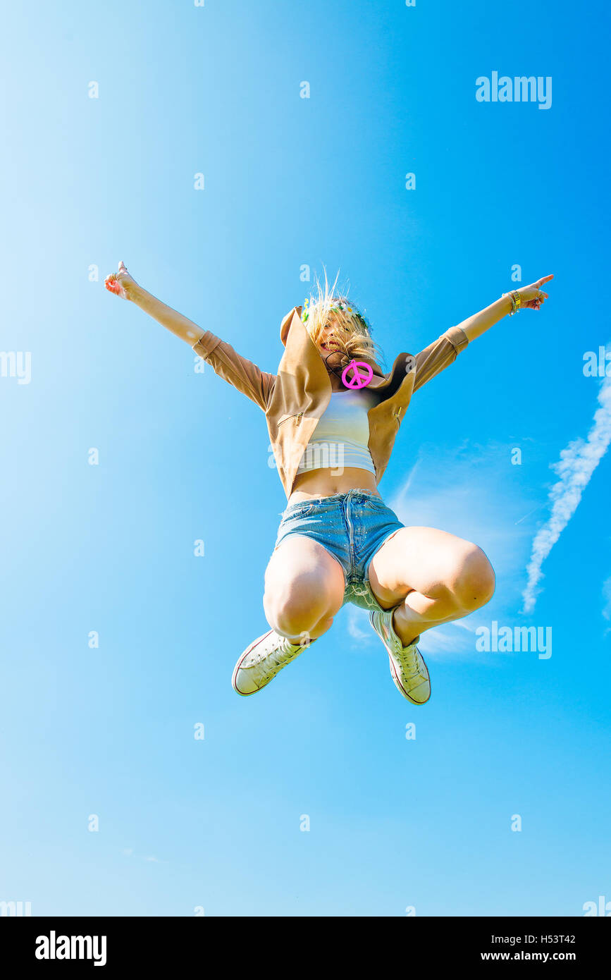 Jumping ragazza in jeans corti Foto Stock