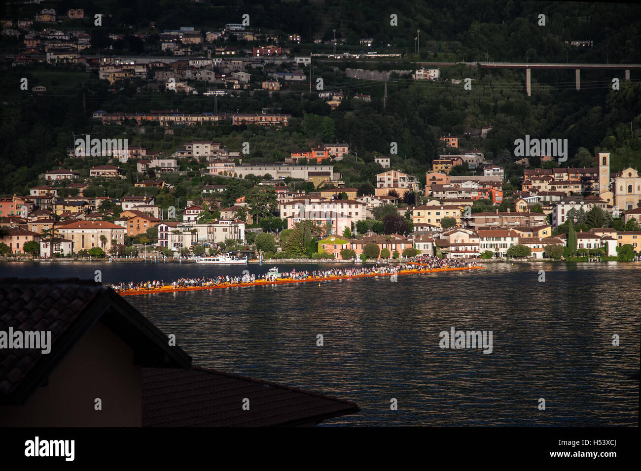 Christo e Jeanne Claude 'pontili galleggianti', Lago d'Iseo, Italia 2016 Foto Stock