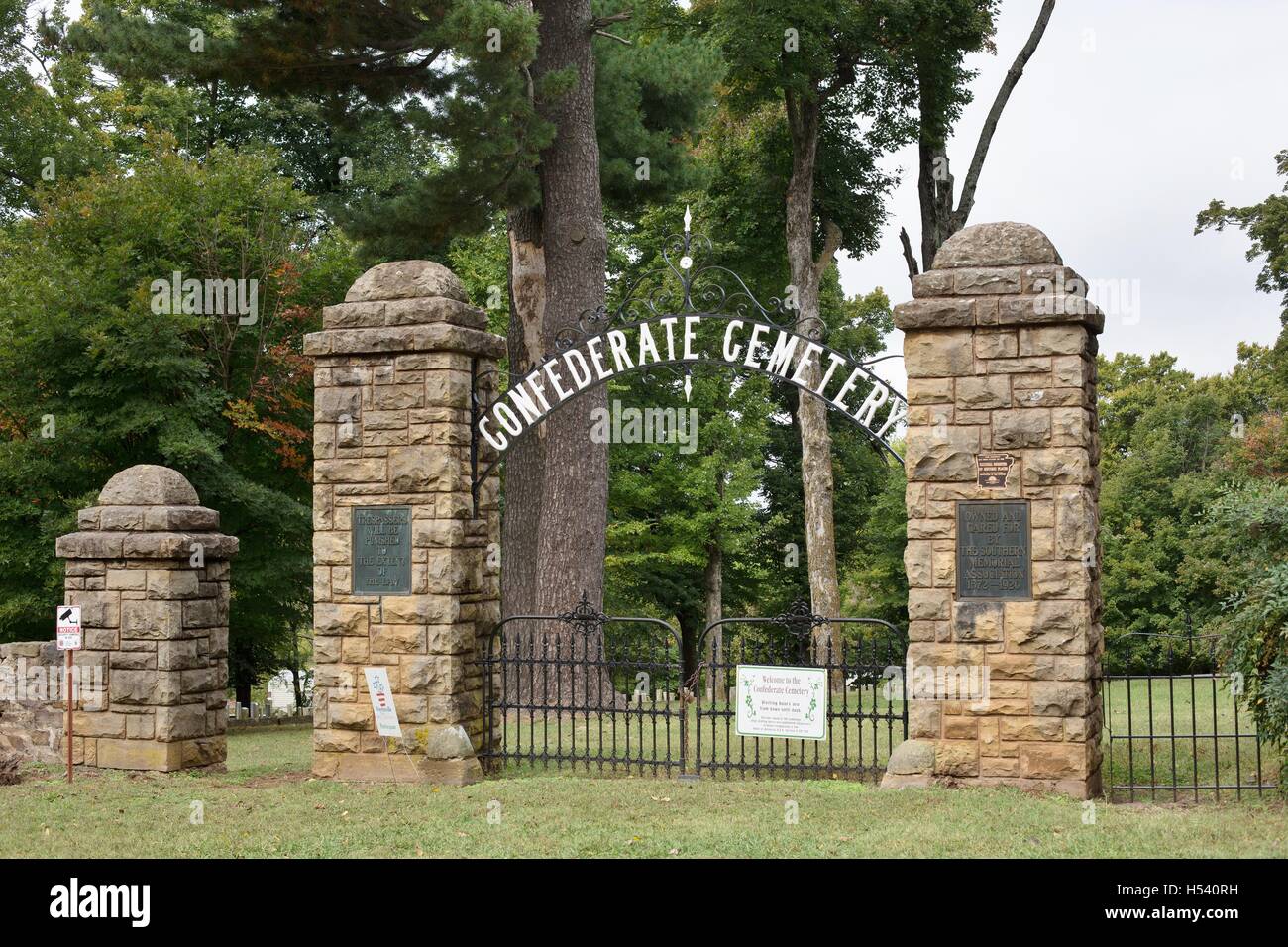 Il cancello, segno e ingresso al cimitero confederati in Fayetteville, Arkansas, Stati Uniti d'America. Foto Stock