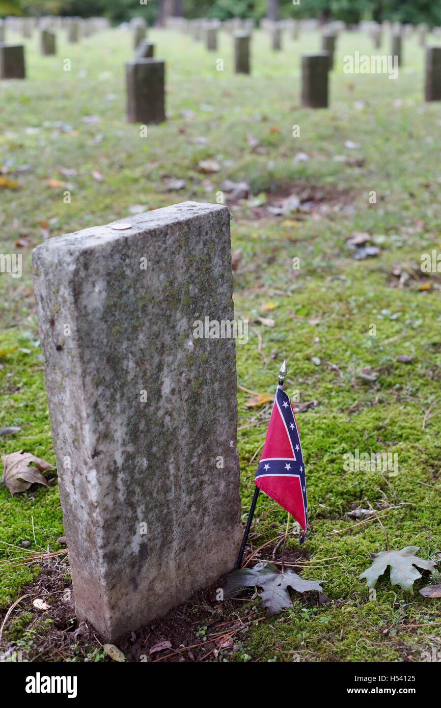 Un grave marker con una bandiera confederate presso il Cimitero di confederati in Fayetteville, Arkansas, Stati Uniti d'America. Foto Stock