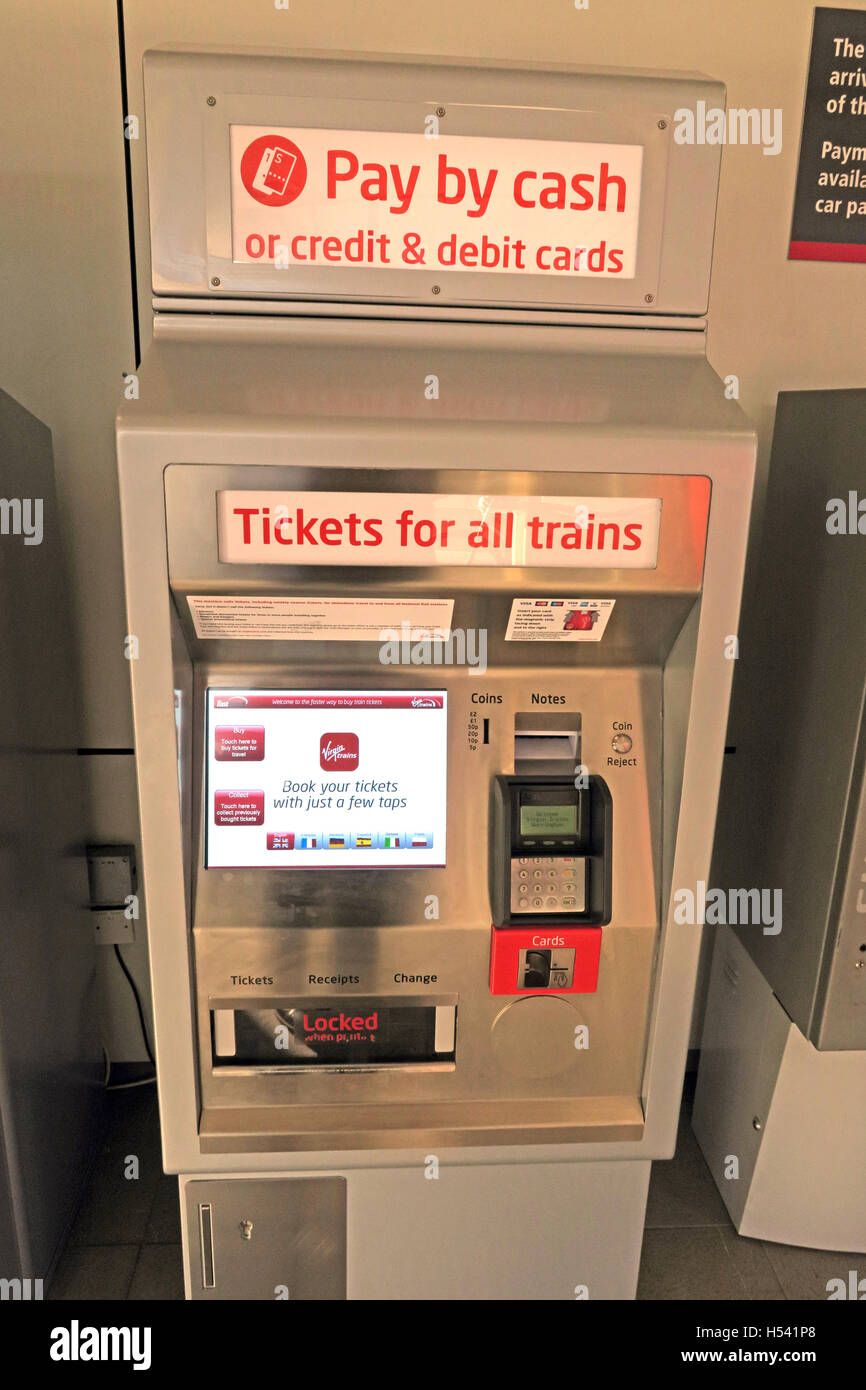 Self-service di biglietto ferroviario macchina per i treni britannici, Warrington, Cheshire, Regno Unito Foto Stock