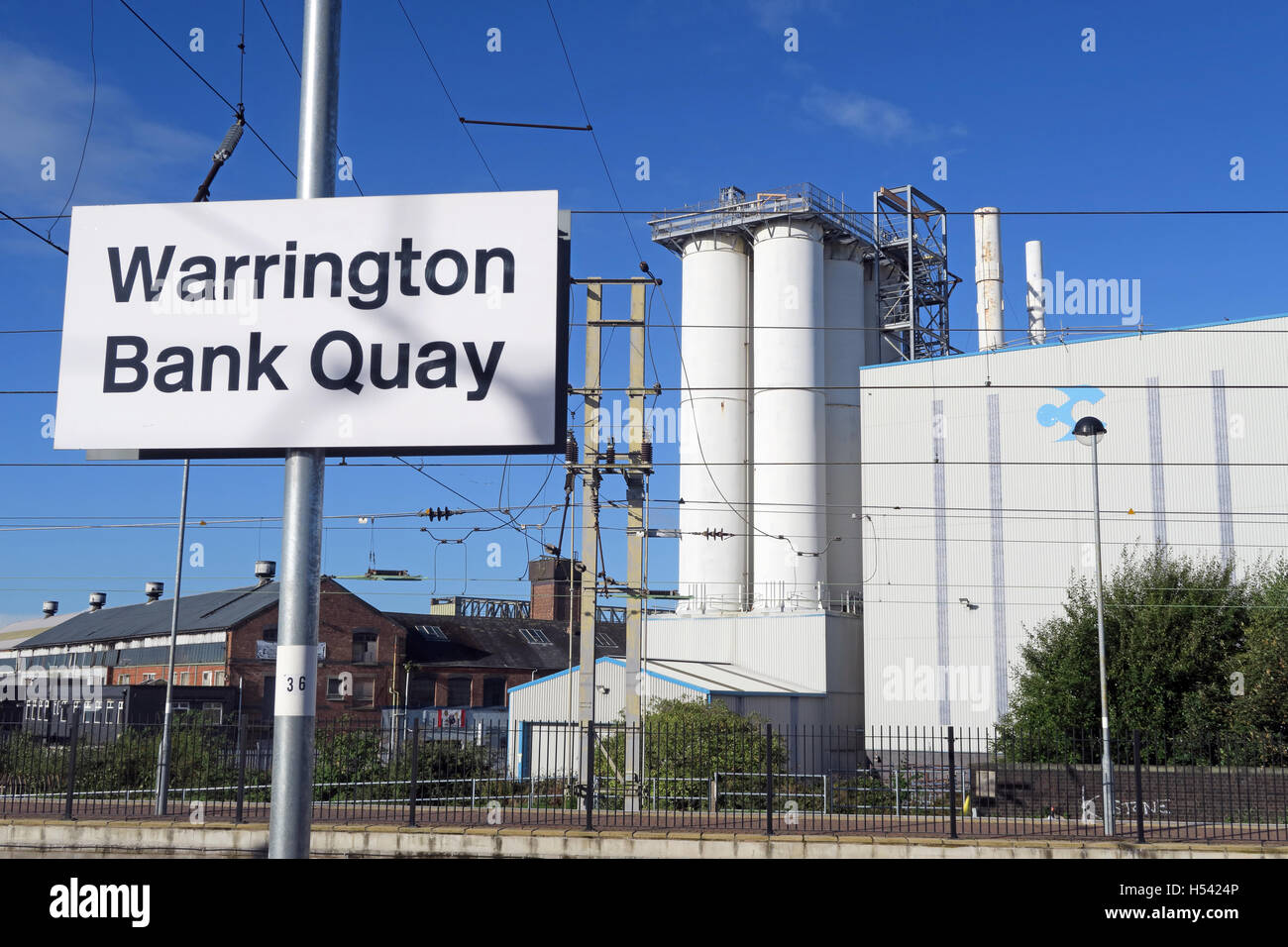Warrington Bank Quay Rail Station, WCML Cheshire, Inghilterra,UK -sign & Crossfields factory Foto Stock