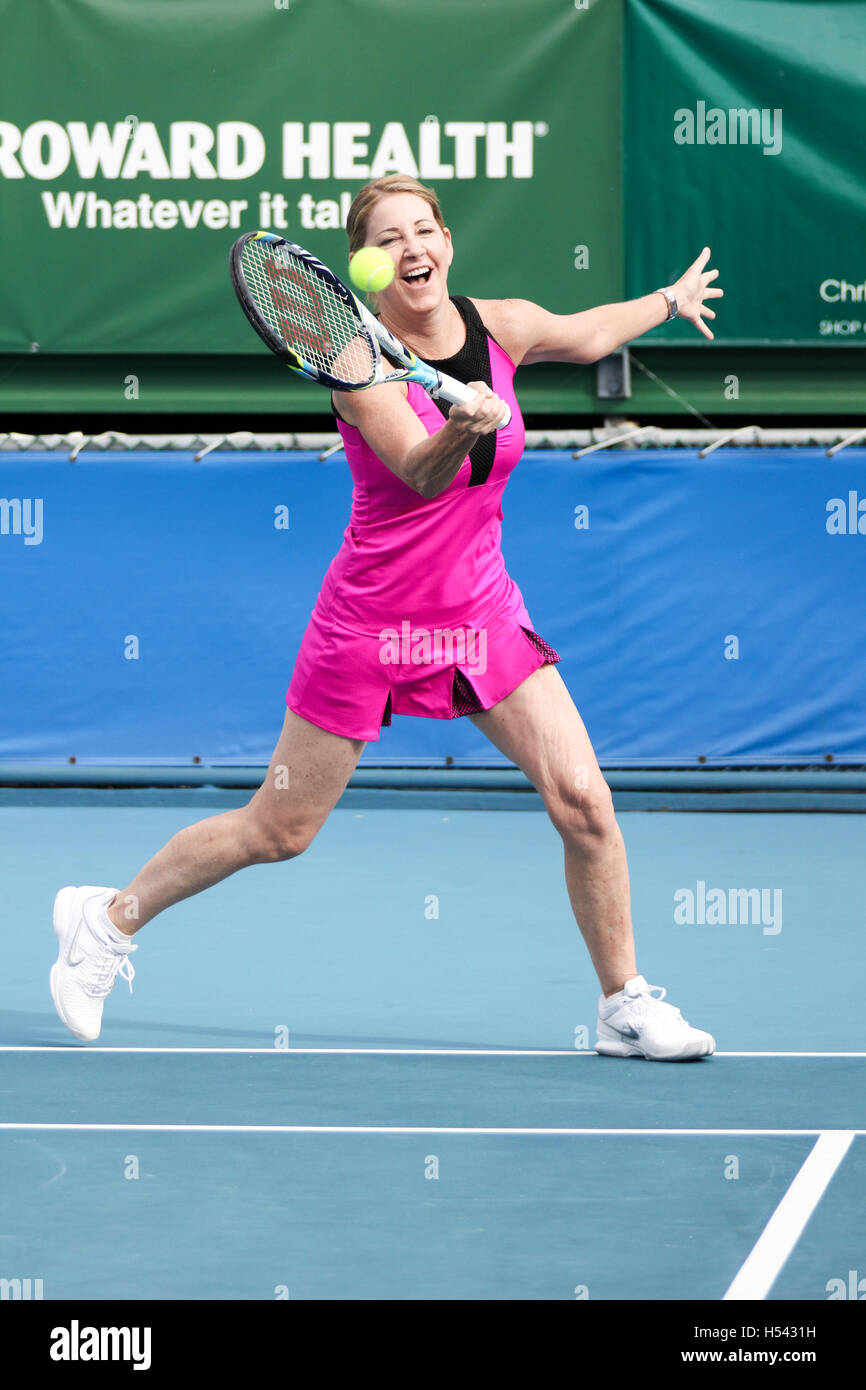 Chris Evert restituisce un diretti shot durante la sua corrispondenza su Novembre 22, 2015 a Chris Evert Pro-Celebrity classico del tennis al Delray Beach Tennis Center di Delray Beach, Florida Foto Stock