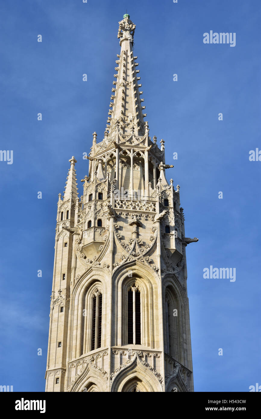 Dettaglio della bellissima guglia gotica dalla chiesa di San Mattia, nel centro storico di Budapest Foto Stock
