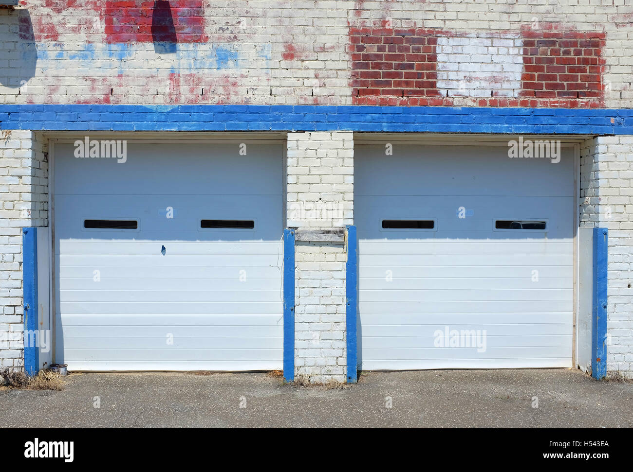Le porte del garage nel retro dell'edificio commerciale in Riverhead, NY. Foto Stock
