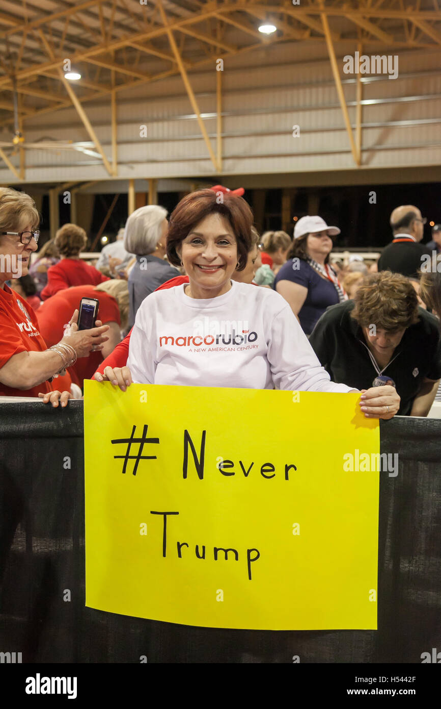 Sostenitore con un segno '# mai Trump' al Marco Rubio Rally di campagna il 1 marzo 2016 al Tropical Park in Miami Florida. Foto Stock