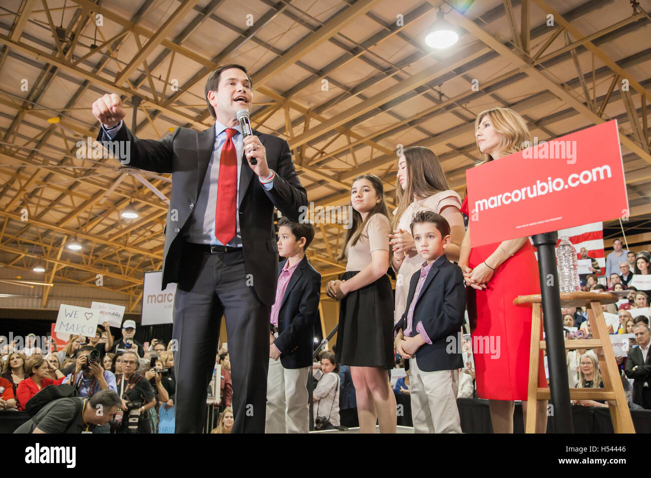Candidato presidenziale repubblicano Marco Rubio parla, come figlie Amanda e Daniella, figli Dominick, Anthony e la moglie Jeanette Dousdebes Rubio sostare dietro il supporto di indirizzamento mentre i suoi sostenitori a Marco Rubio Rally di campagna il 1 marzo 2016 a Foto Stock
