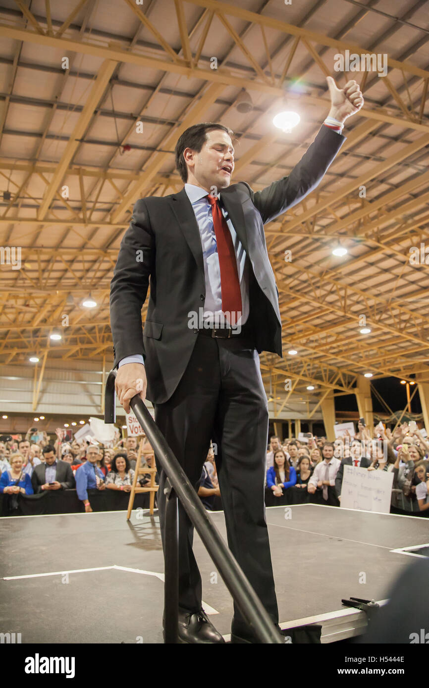 Marco Rubio lasciando il palcoscenico della sudorazione con un grande thumps fino alla folla al Marco Rubio Rally di campagna il 1 marzo 2016 al Tropical Park in Miami Florida. Foto Stock