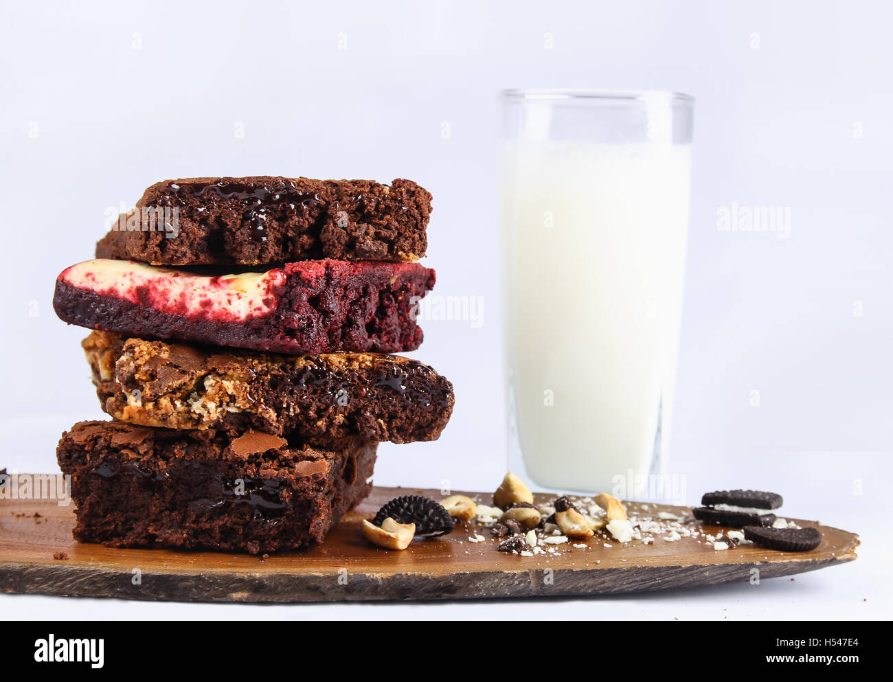 Brownie al cioccolato con bicchiere di latte Foto Stock