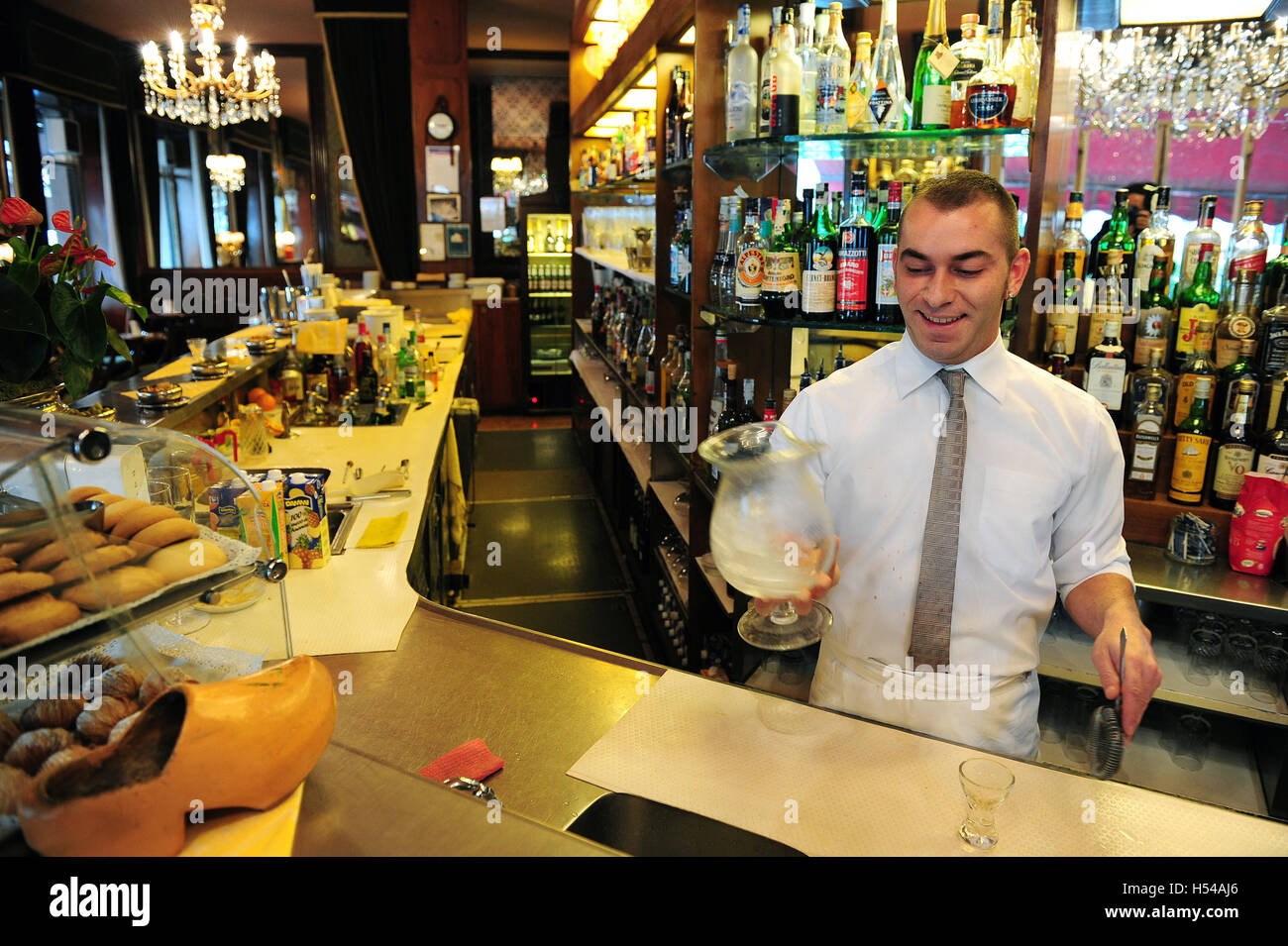 Un barman è rendere un cocktail presso il Bar Basso. Il luogo è un istituzione nel cocktail bar in scena a Milano, Italia Foto Stock