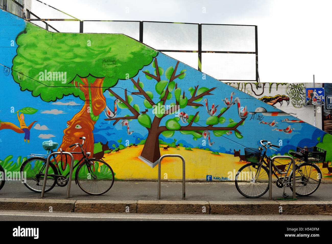 Colorata arte di strada appena fuori la stazione ferroviaria Garibaldi, nel quartiere Isola a Milano. Foto Stock