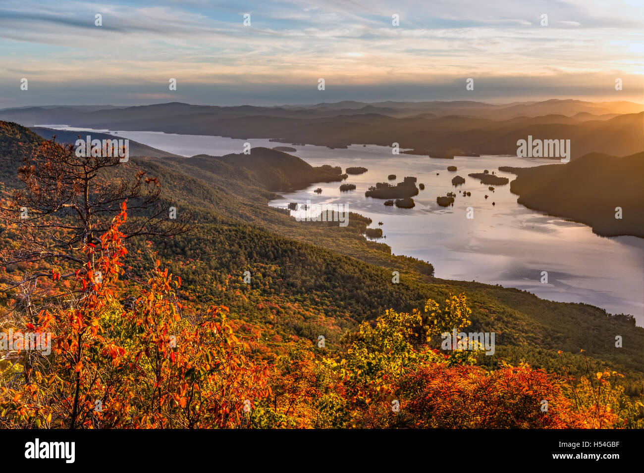 La si restringe di Lake George e sulle montagne circostanti visto dalla Montagna Nera nelle Montagne Adirondack di New York Foto Stock