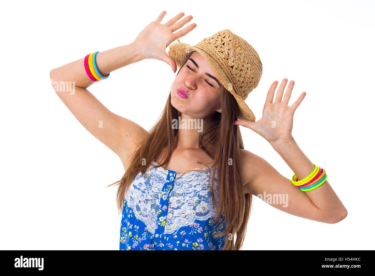 Giovane donna in hat rendendo volti Foto Stock