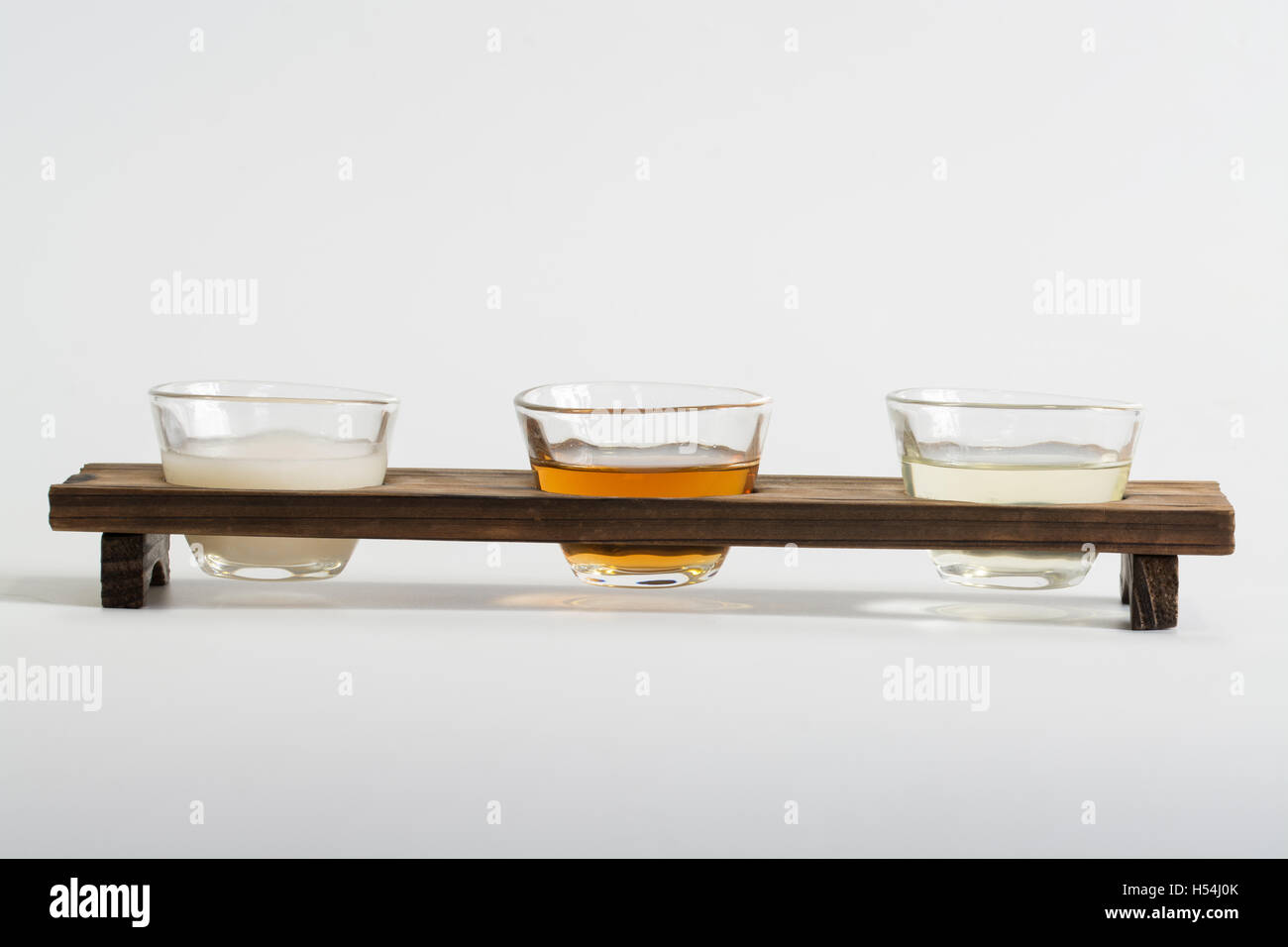 Diversi motivi scatti, uno bianco e uno marrone e uno traslucide in cornice di legno Foto Stock