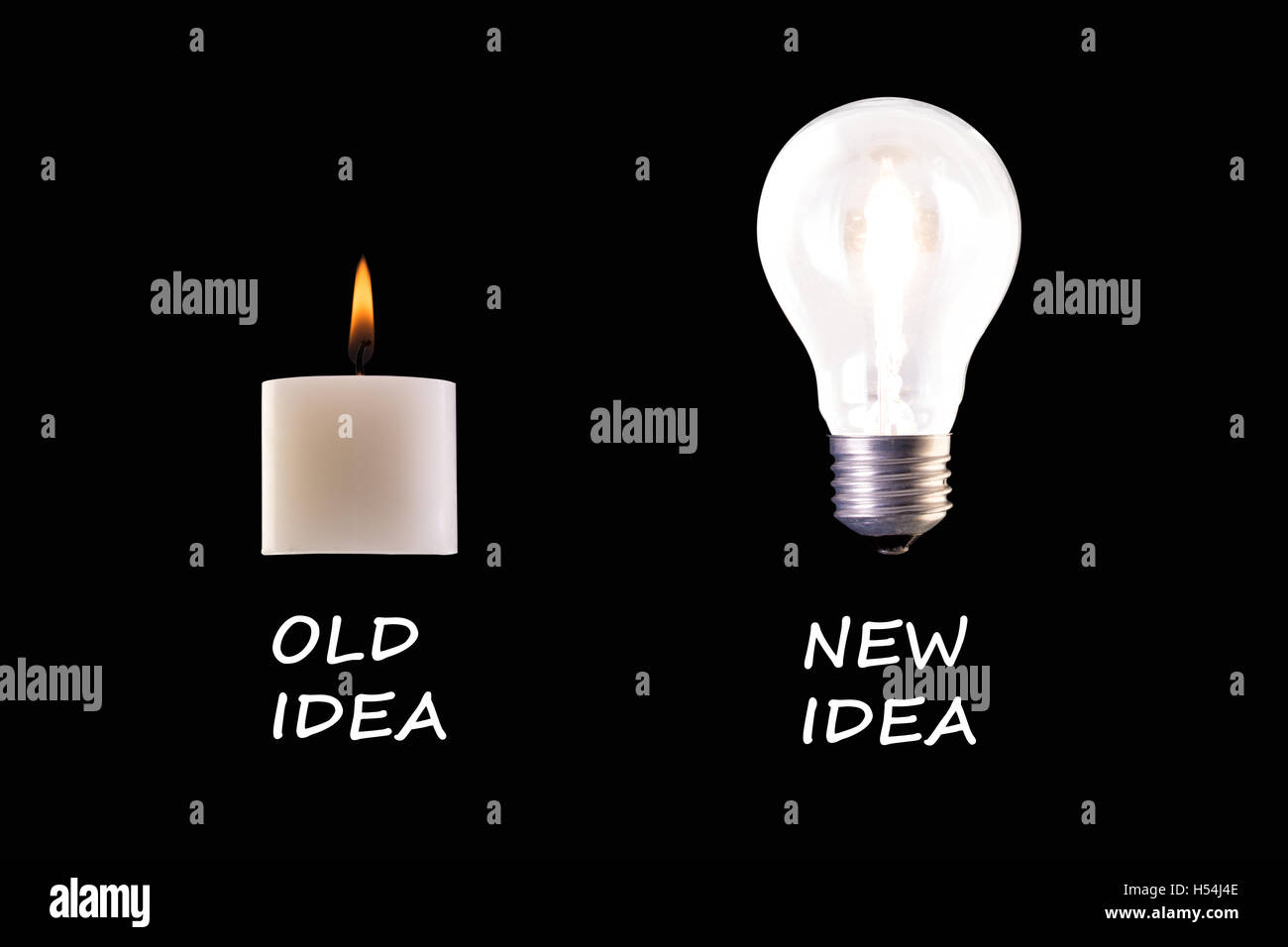 Concetto di una vecchia idea rispetto a una nuova idea, candela e il bulbo della lampada su sfondo nero Foto Stock