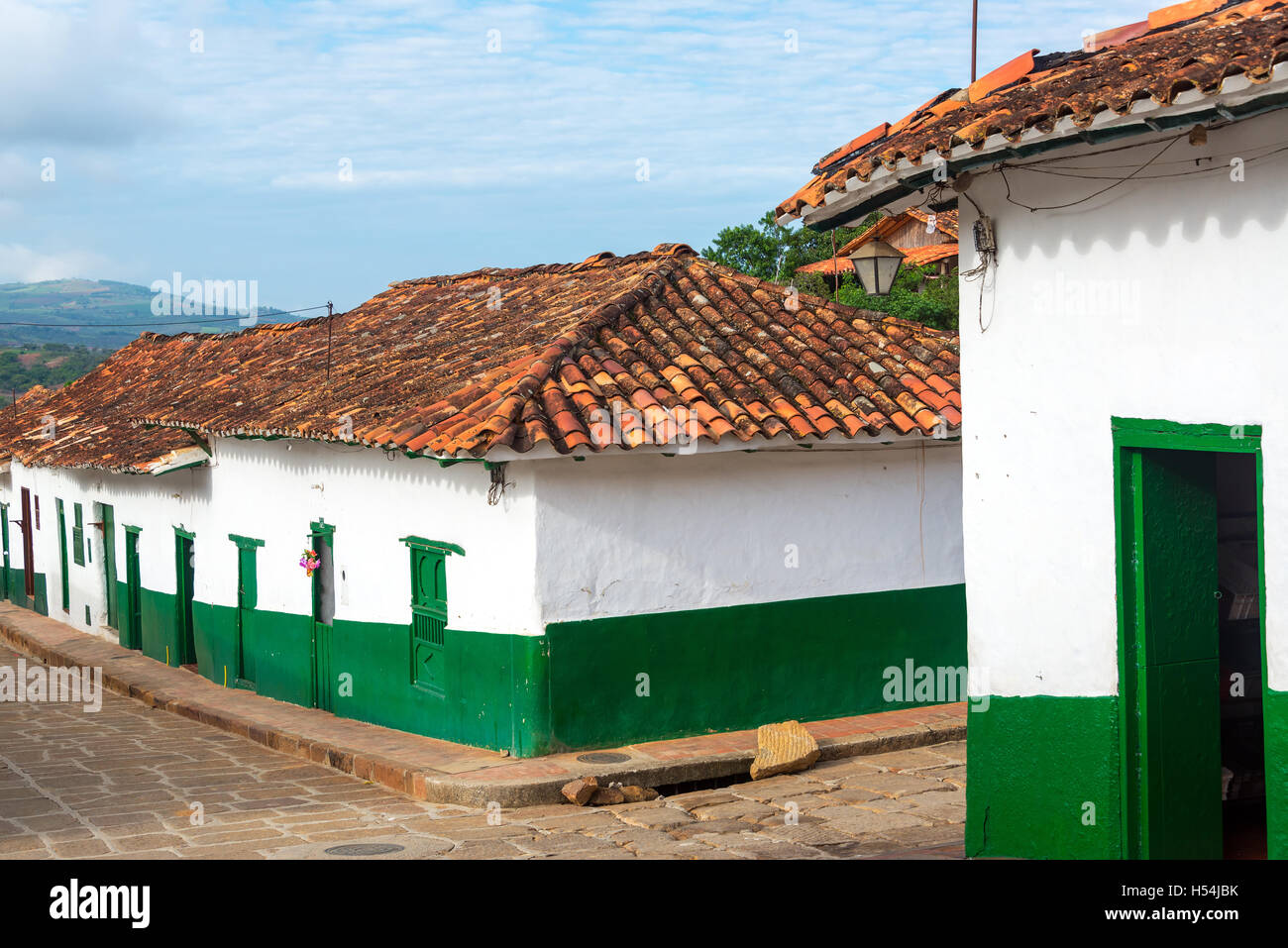 Verde e bianco colonial angolo di strada in Barichara, Colombia Foto Stock