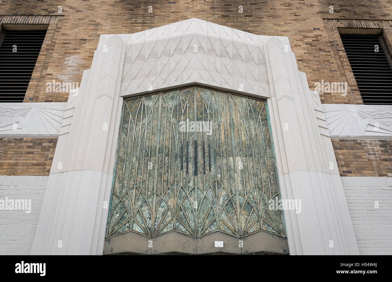 Close up dettaglio di architettura art deco in pietra e marmo verde al di sopra di un ingresso Foto Stock