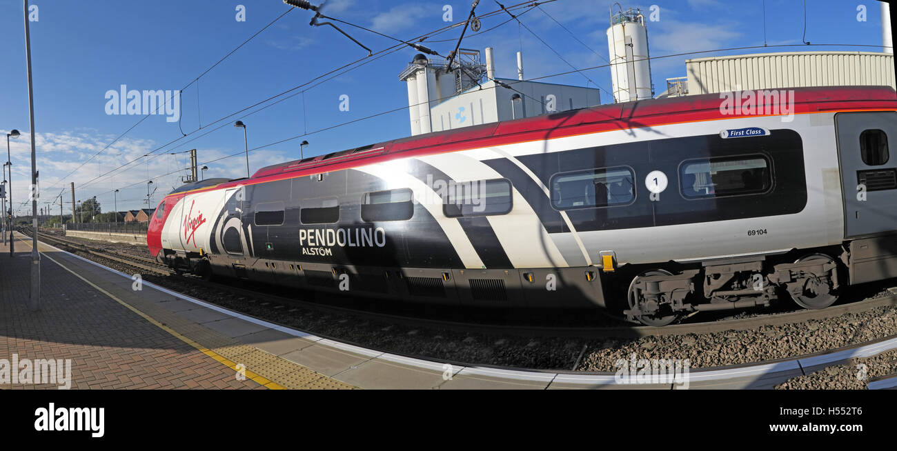 Panorama Pendolino a Warrington Bank Quay Station, WCML, Cheshire, Inghilterra UK - motore 69104 Foto Stock