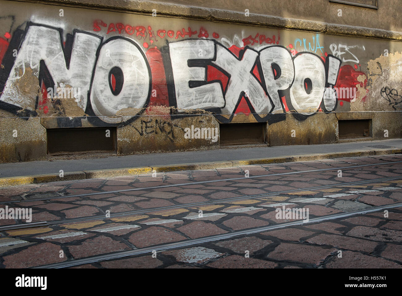 29 ottobre 2014: Corso Magenta a Milano Italia. scritti sui muri protesta expo 2015 Foto Stock