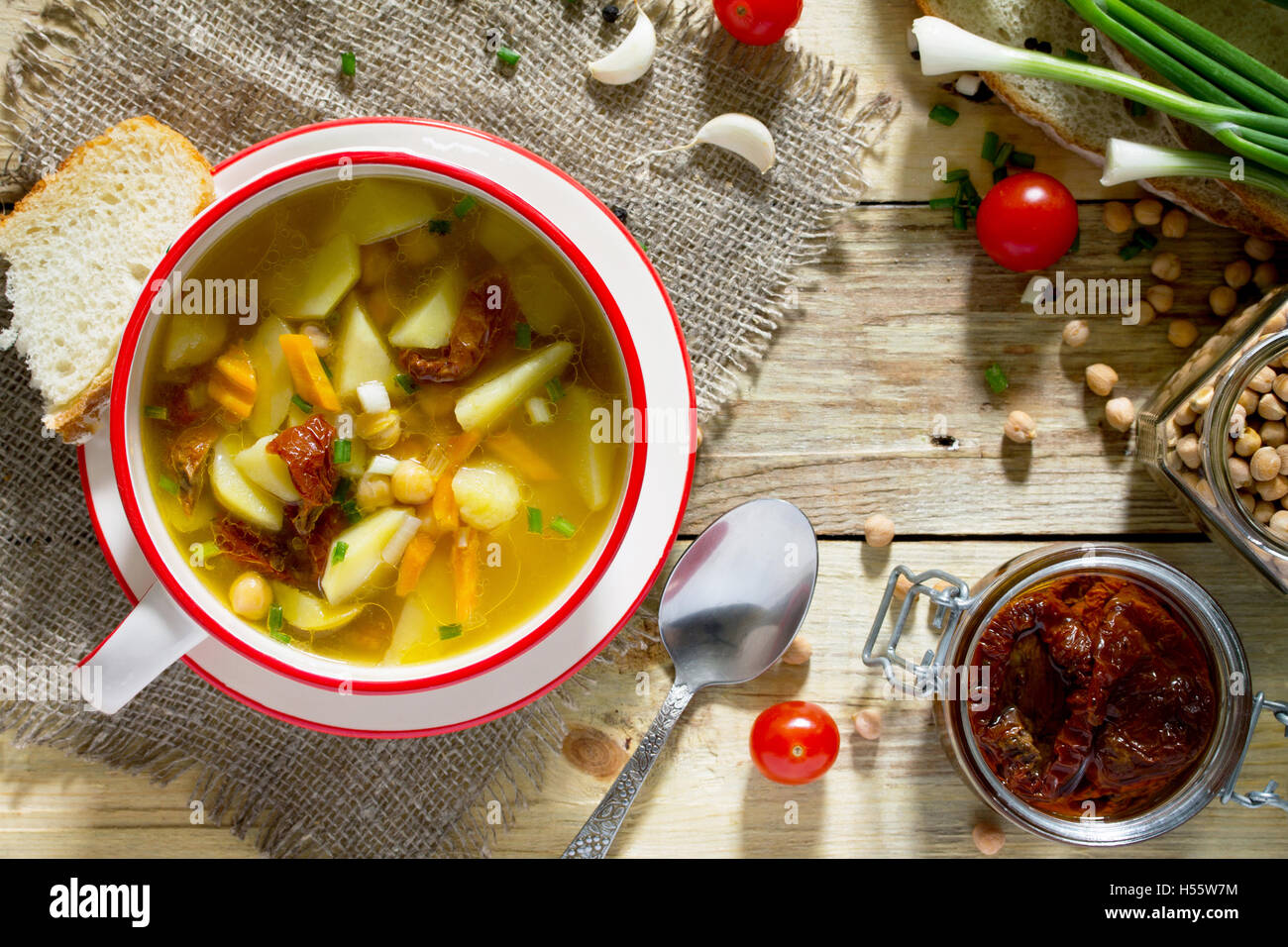 Vegetariano Zuppa Di Verdure Con Ceci Patate E Pomodori Secchi Su Un Sfondo Rustico Mangiare Sano La Dieta Vegetariana C Foto Stock Alamy