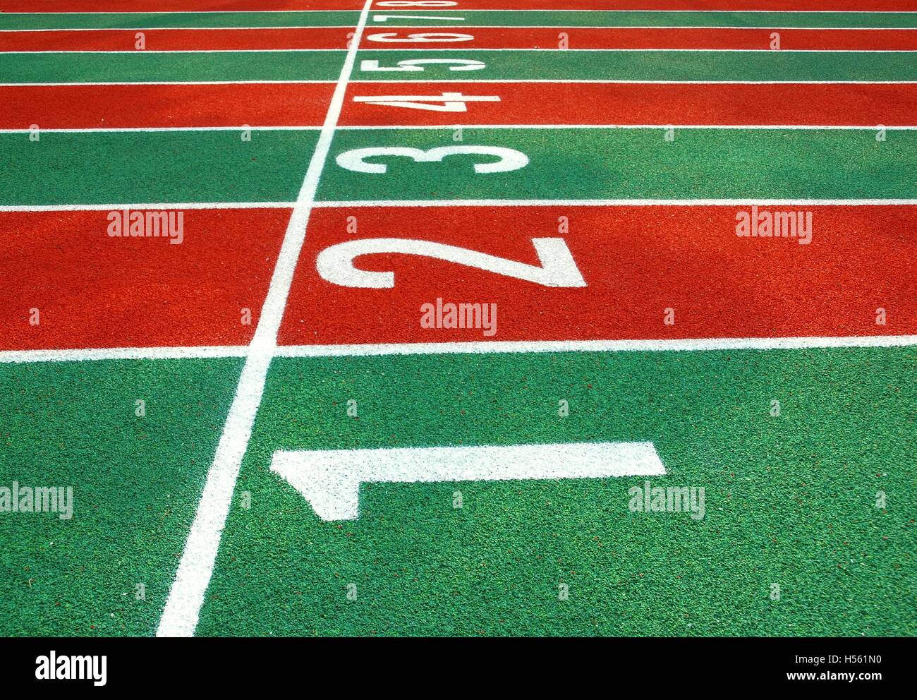 Le posizioni di partenza su un campo di atletica via Foto Stock